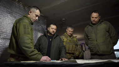 Volodimir Zelenski, înconjurat de militari ai armatei ucrainene într-un buncăr în zona Avdiivka, un militar îi arată ceva pe hartă