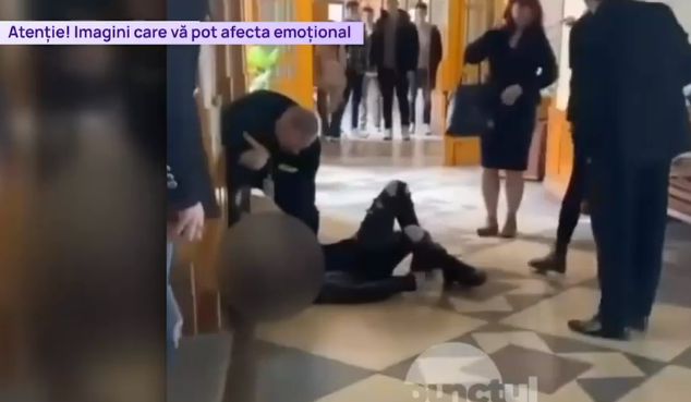Momentul în care elevul care și-a bătut diriginta până a băgat-o în spital e încătușat pe holurile școlii. Filmul evenimentelor