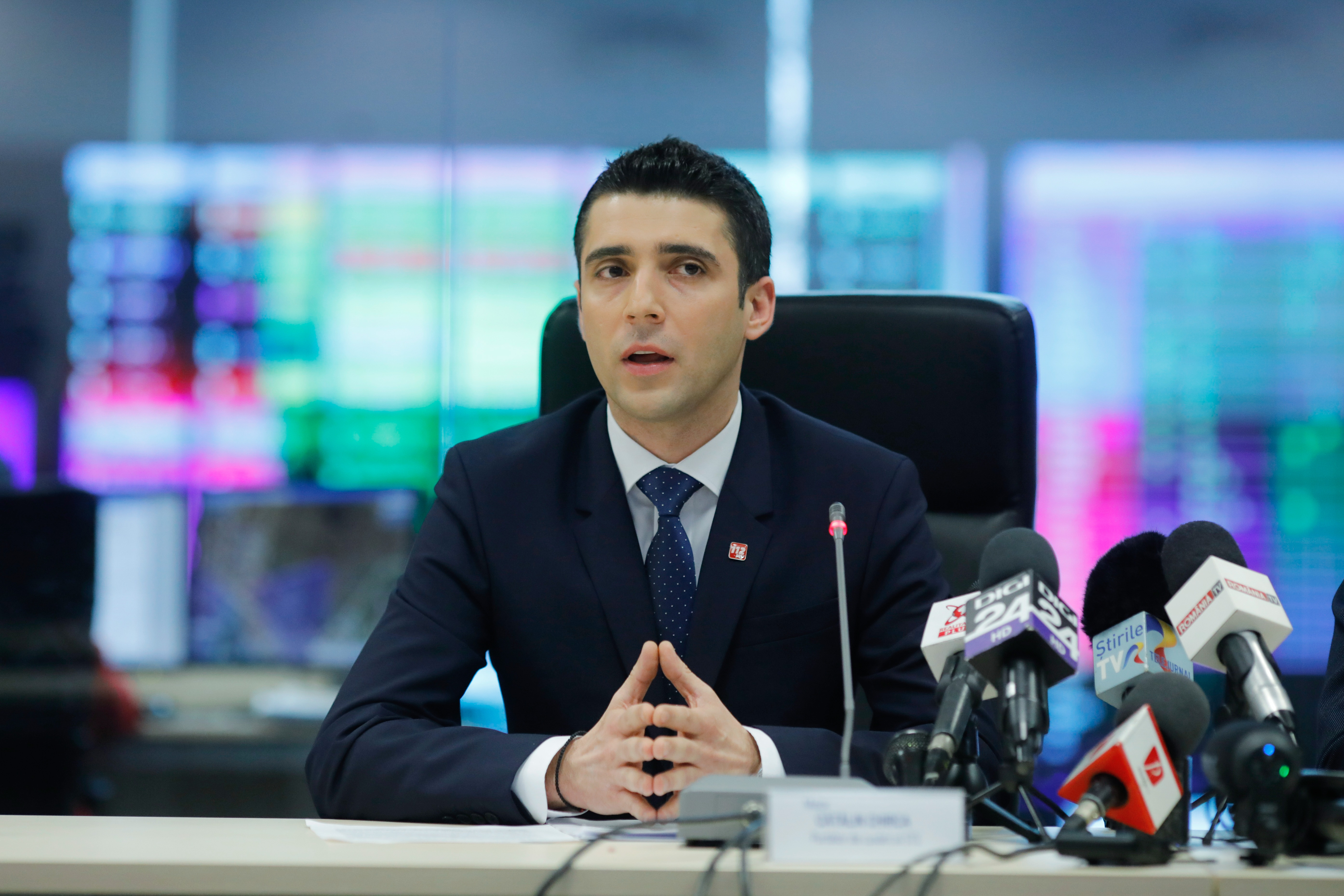 Jumătate din cele 10 milioane de apeluri la 112 nu au fost urgențe. Oamenii reclamă traficul blocat și înjură operatorii