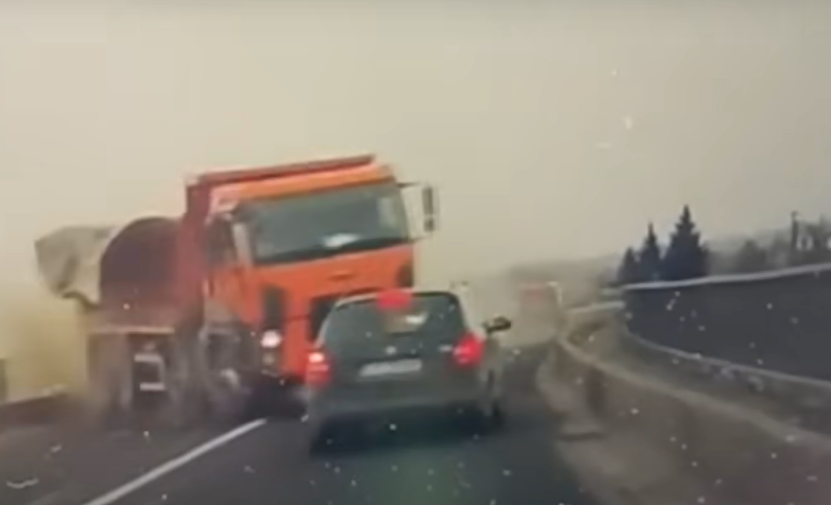 Accidentul grav din Avrig, soldat cu trei morți, a fost filmat. O cameră de bord a surprins momentul impactului