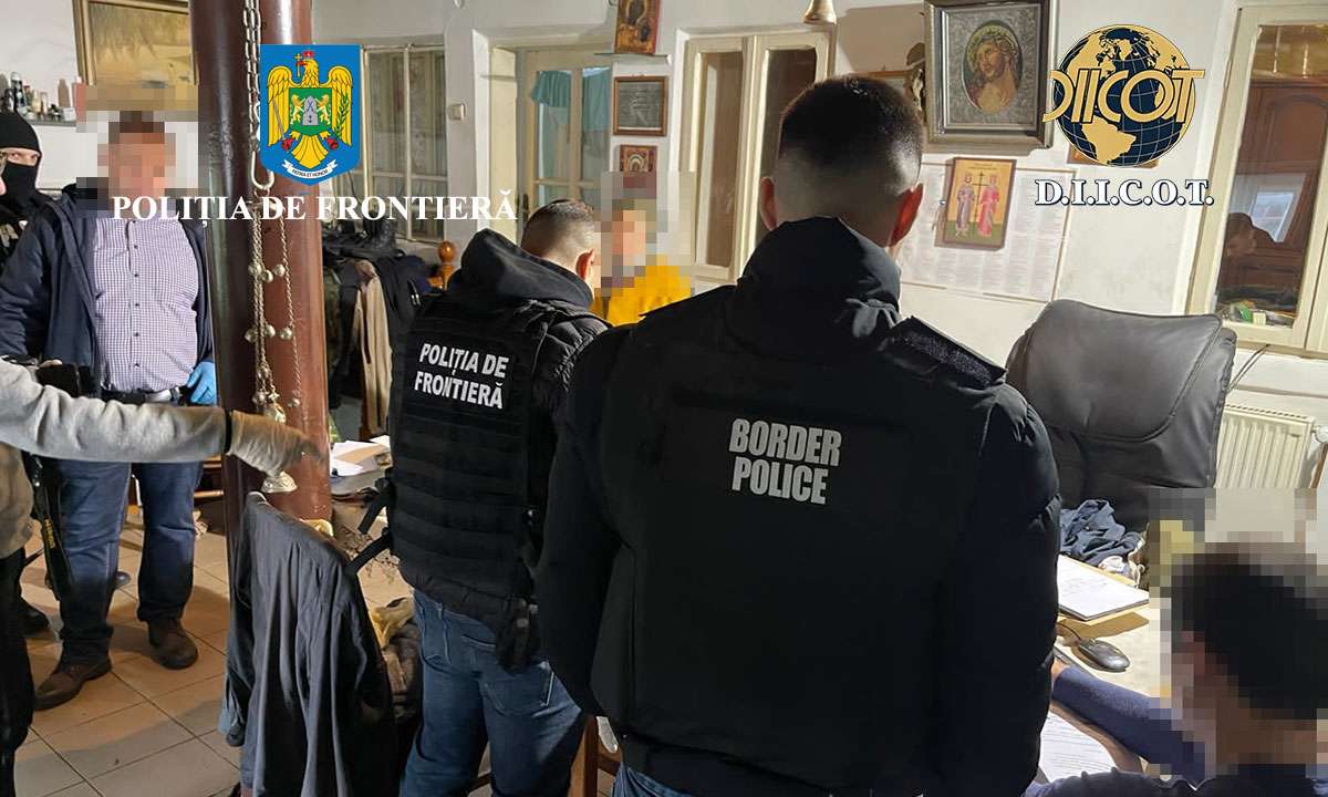 Mega-rețea de traficanți de migranți, destructurată de polițiști. Gruparea îi aducea din Bulgaria și îi scotea din România în TIR-uri