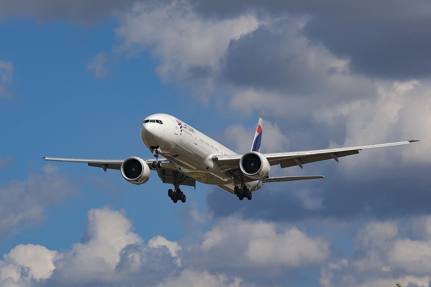 „Dintr-o dată, avionul a picat din cer”. Momente de groază în timpul unui zbor în care pasagerii s-au izbit de tavanul avionului