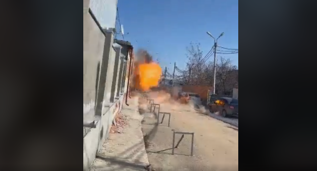 Momentul în care o dronă ucraineană lovește clădirea primăriei din Belgorod. Cel puțin doi răniți