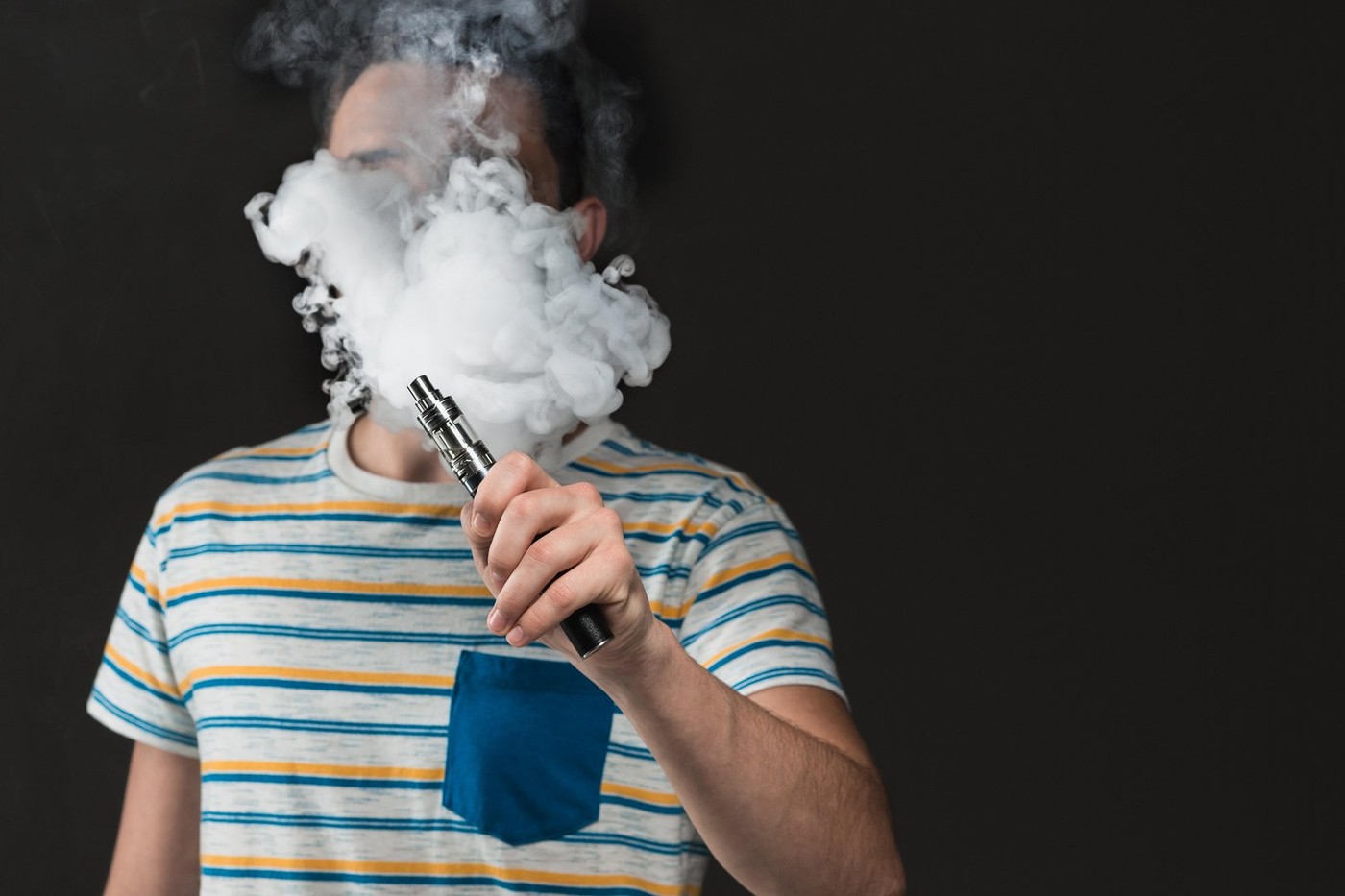 Senat: Minorii nu mai au voie să fumeze dispozitive electronice cu sau fără tutun, iar magazinele nu le mai pot vinde produse