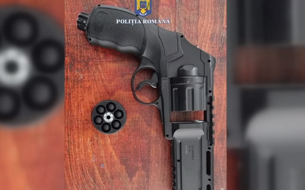 Un elev din Lupeni a cumpărat de pe internet un pistol și s-a dus cu el la școală. Înainte, l-a probat în curtea casei