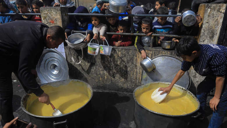 foamete în Gaza, copii cu oale și găleți care cer mâncare