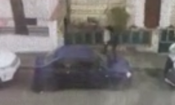 Scene șocante pe o stradă din București. Un bărbat atacă o femeie și dă cu picioarele în parbrizul mașinii în care ea se baricadase