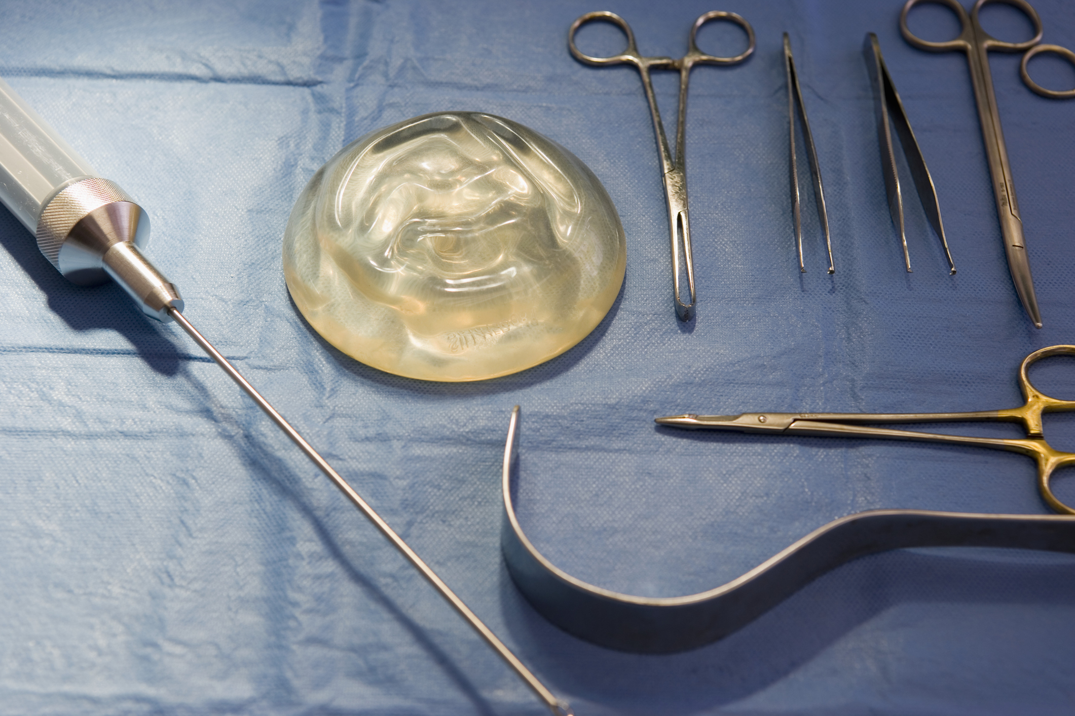 Esteticianul care a mutilat 10 femei, cercetat și pentru corupere sexuală. Anchetatorii au văzut fișierele video din calculatorul lui