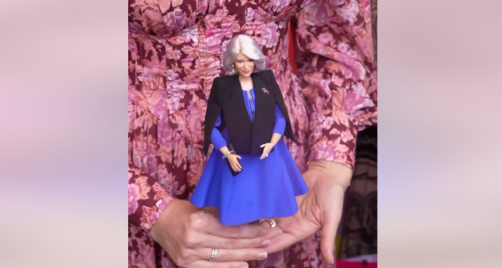 Reacția Reginei Camilla când a primit propria păpuşă Barbie: „M-aţi întinerit cu 50 de ani”