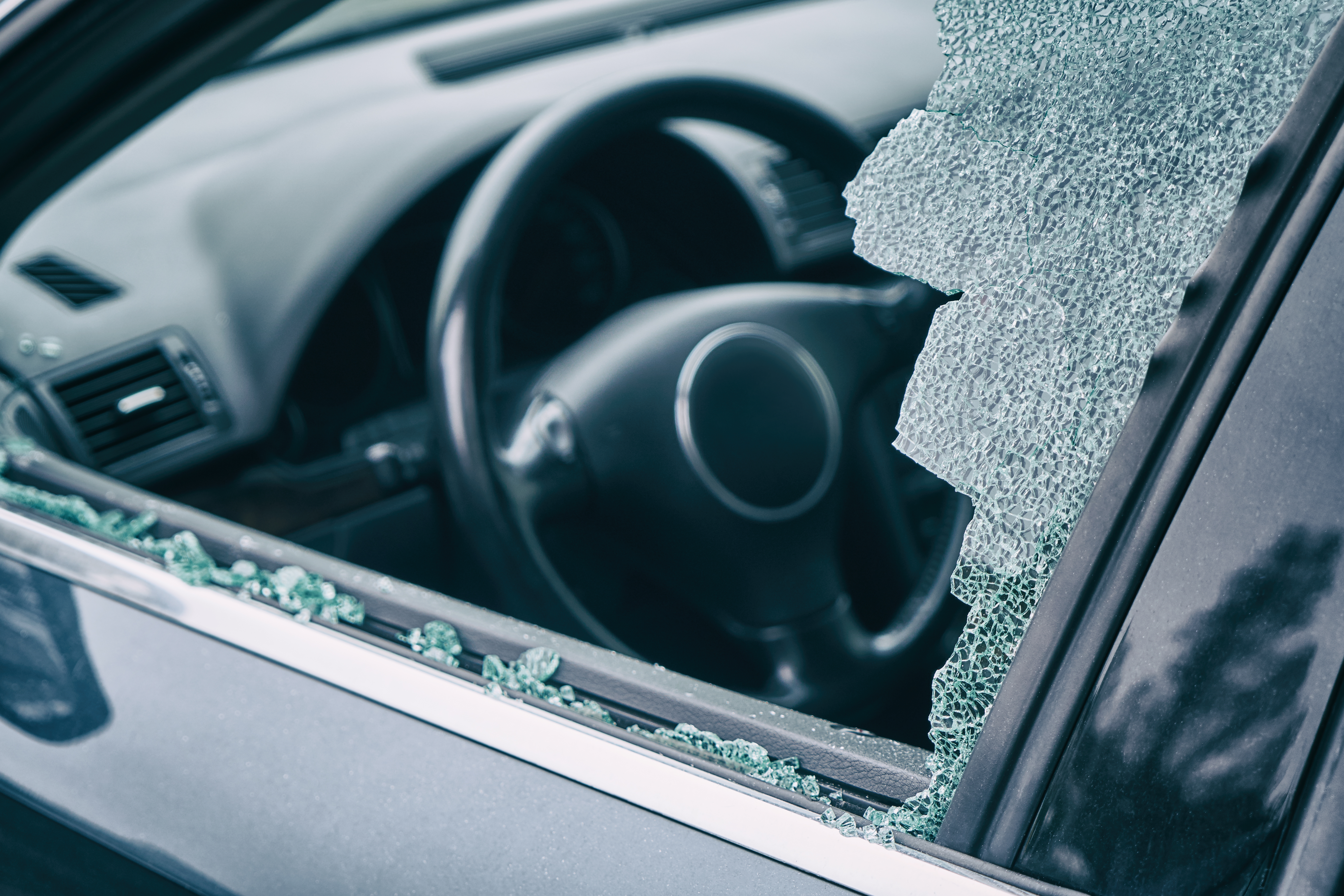 16 mașini au fost găsite cu geamurile sparte, în Sectorul 6 din București. Poliția a deschis o anchetă