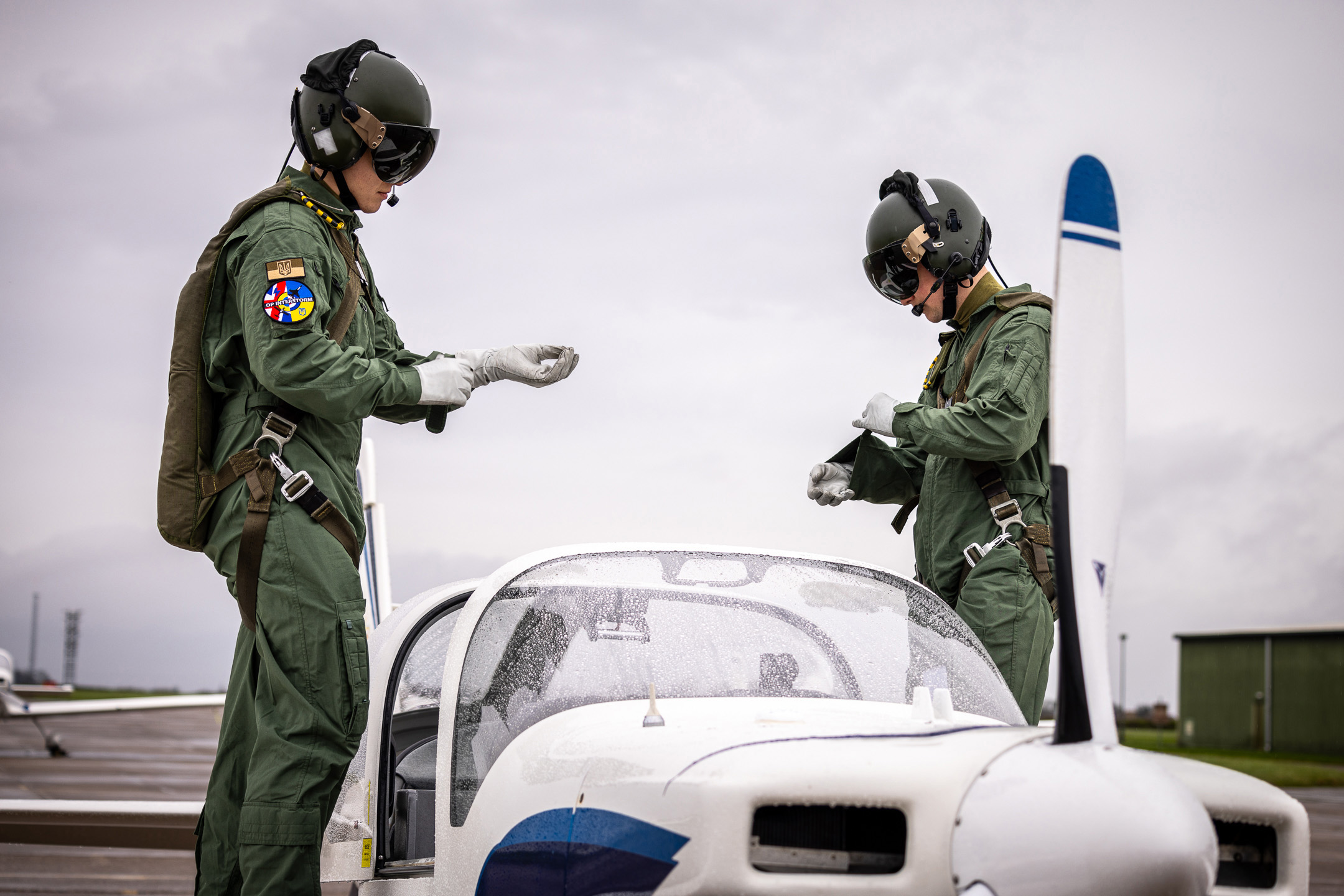 Primii piloți ucraineni instruiţi în Marea Britanie pentru F-16 au încheiat prima parte a pregătirii (FOTO)