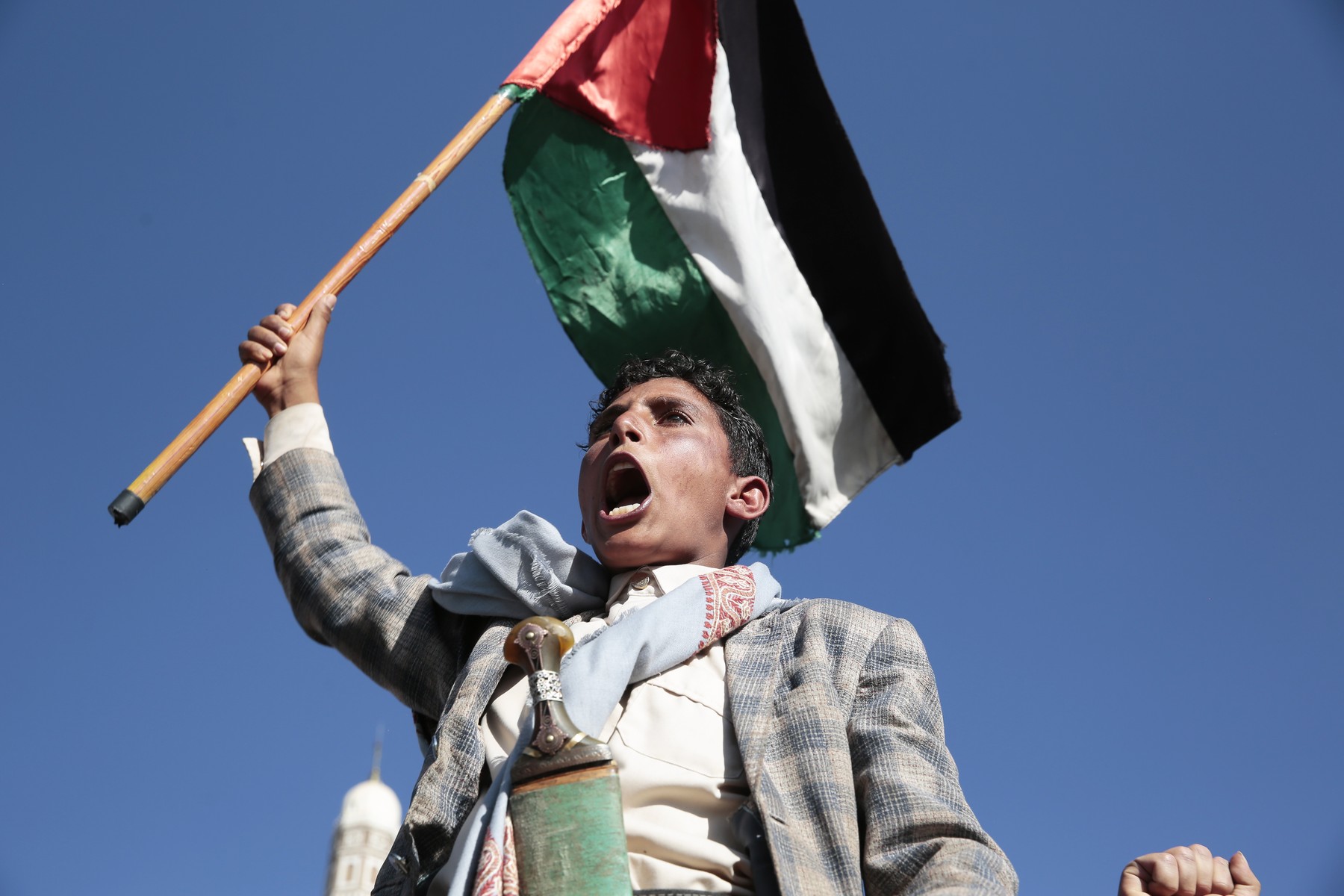Un petrolier chinez a fost lovit de o rachetă a rebelilor Houthi. Atacurile asupra navelor comerciale sunt în creștere în Marea Roșie