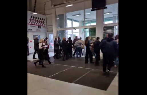 Alerte cu bombă în Rusia, în zi de doliu național. Aeroport paralizat la Moscova, oameni evacuați dintr-un mall în Sankt Petersburg