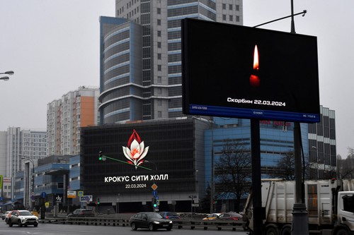 Imagini din Rusia unde e zi de doliu național după atacul terorist. Steagurile au fost coborâte în bernă. Căutările victimelor continuă