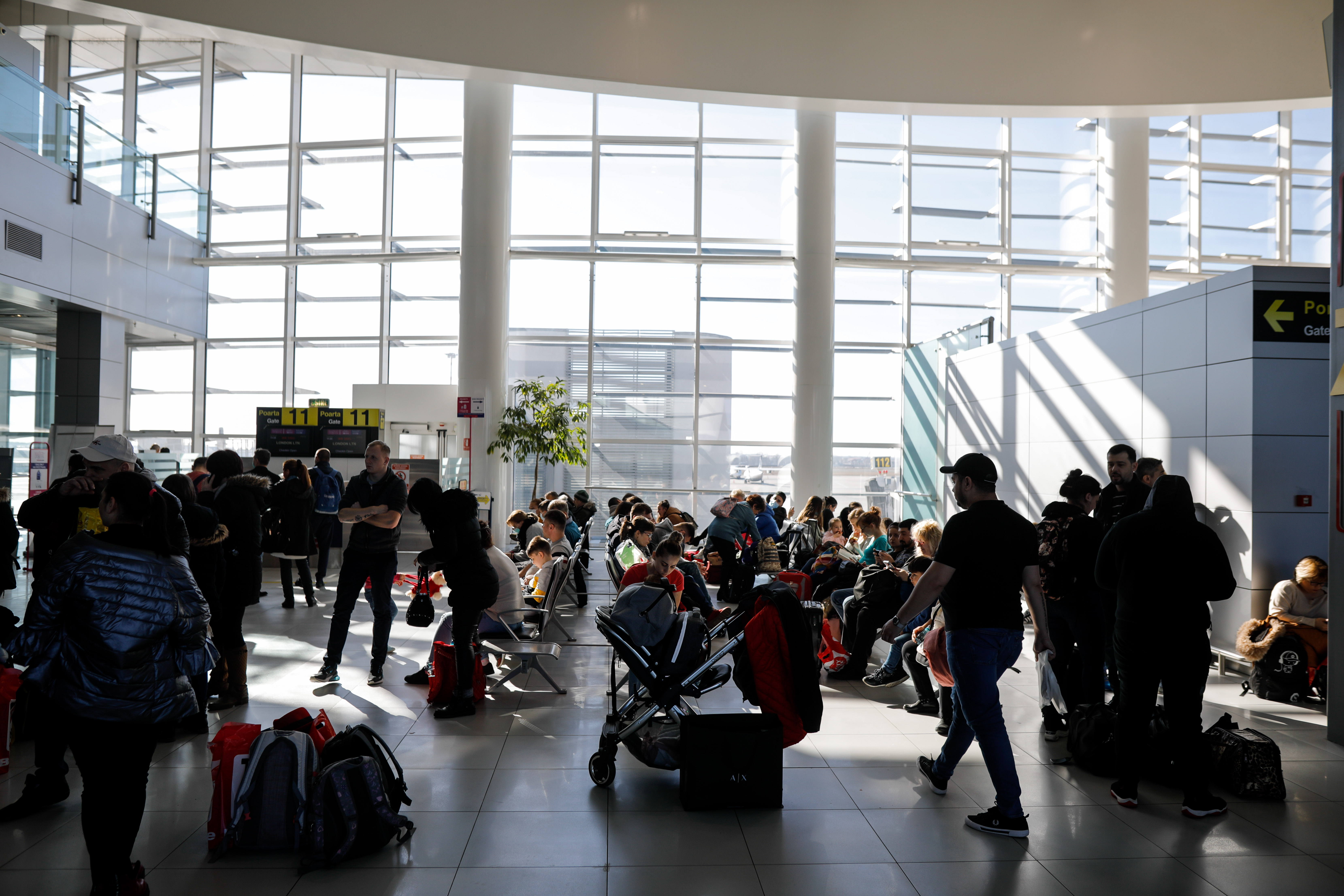 Românii ar putea plăti mai puțin pentru apă în aeroport. Proiect: cel mult 3 lei pentru o sticlă de 500 ml