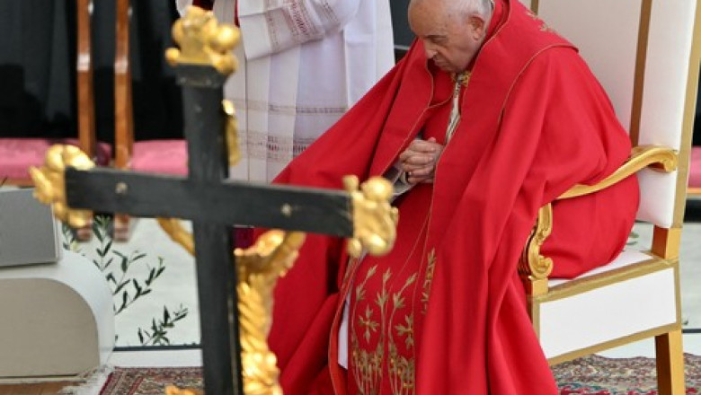 papa francisc se roaga la vaticn