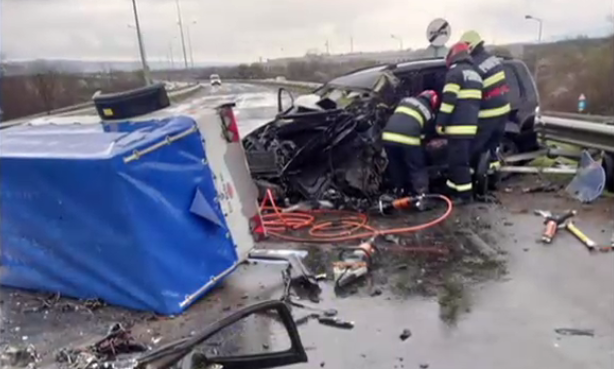 VIDEO. Un mort şi şase răniţi într-un accident cu trei autoturisme implicate, pe centura municipiului Caransebeş