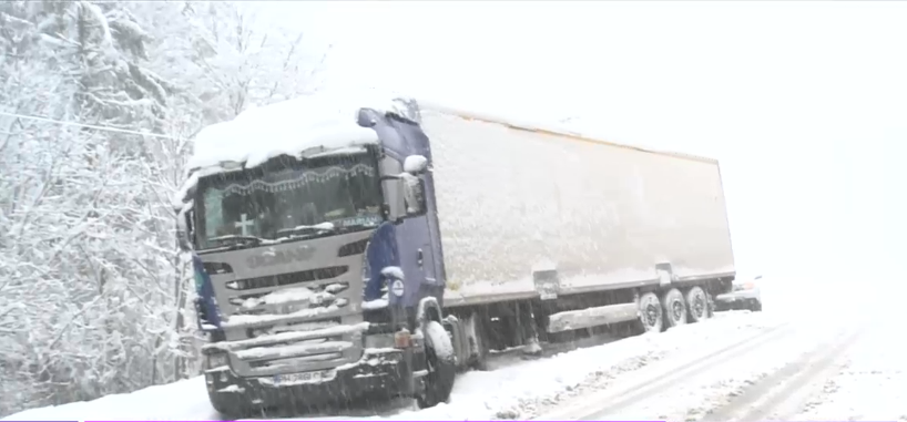 Ninge abundent la munte și este viscol. Drum blocat în Brașov din cauza zăpezii, sunt copaci căzuți și TIR-uri derapate