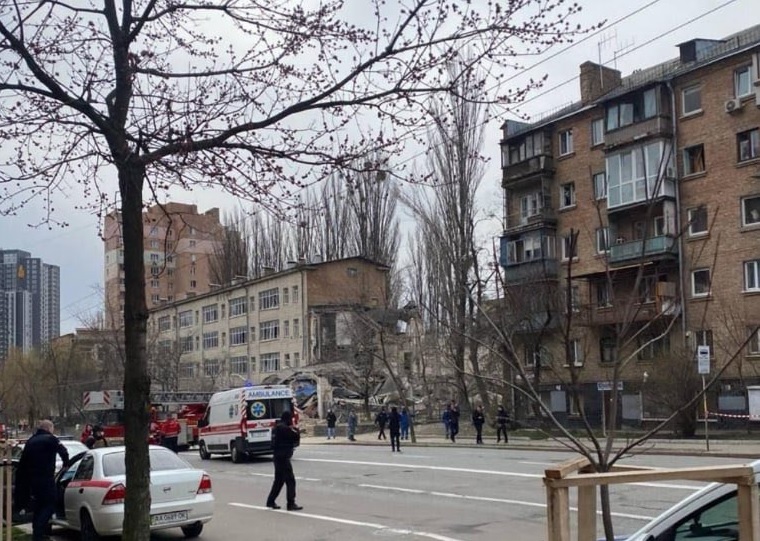 Răzbunarea lui Putin. Rușii au bombardat Kievul cu rachete hipersonice. Clădiri rezidențiale lovite, cel puțin 5 răniți