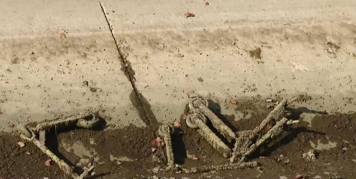 Imagini dezolante în București: Dâmbovița arată ca un cimitir de trotinete, după ce râul a fost secat pentru curățare
