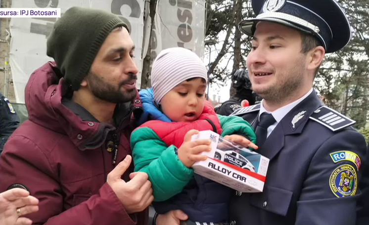 Momente emoționante la Botoșani: Aryan s-a întâlnit cu polițiștii care l-au salvat din pădure și a primit cadouri de la ei
