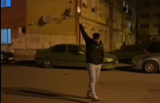 Tânăr filmat în timp ce trage cu pistolul în plină stradă, în Reșița. Poliţiştii s-au autosesizat