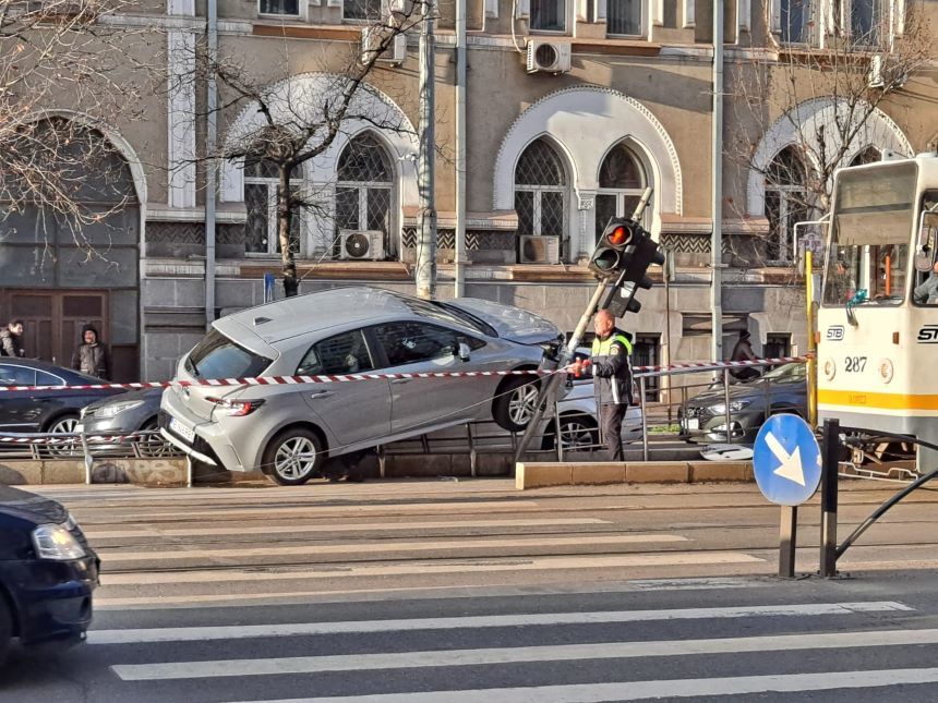 Accident grav în București, în faţa sediului IGPR. O femeie care se afla în staţia de tramvai a fost rănită