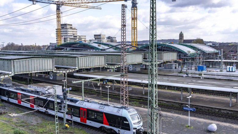Modernisierung des Duisburger Hauptbahnhof, die Bahnsteige der 13 Gleise werden erneuert, die alten Flachdächer durch ei