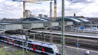 Modernisierung des Duisburger Hauptbahnhof, die Bahnsteige der 13 Gleise werden erneuert, die alten Flachdächer durch ei