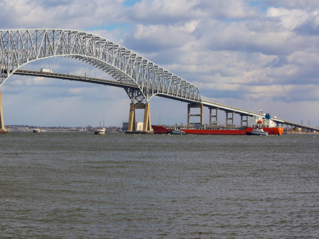 Tugs assisting tanker approaching Baltimore's Francis Scott Key Bridge (I-695)