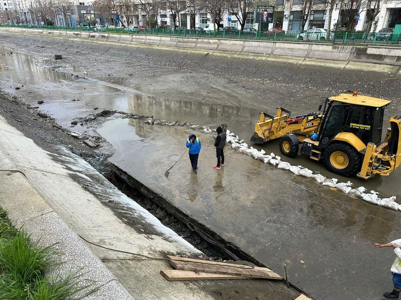 FOTO Apele Române anunță că a fost golit un tronson din Dâmbovița, cuprins între Operă şi zona Unirii, din cauza formării unui vortex