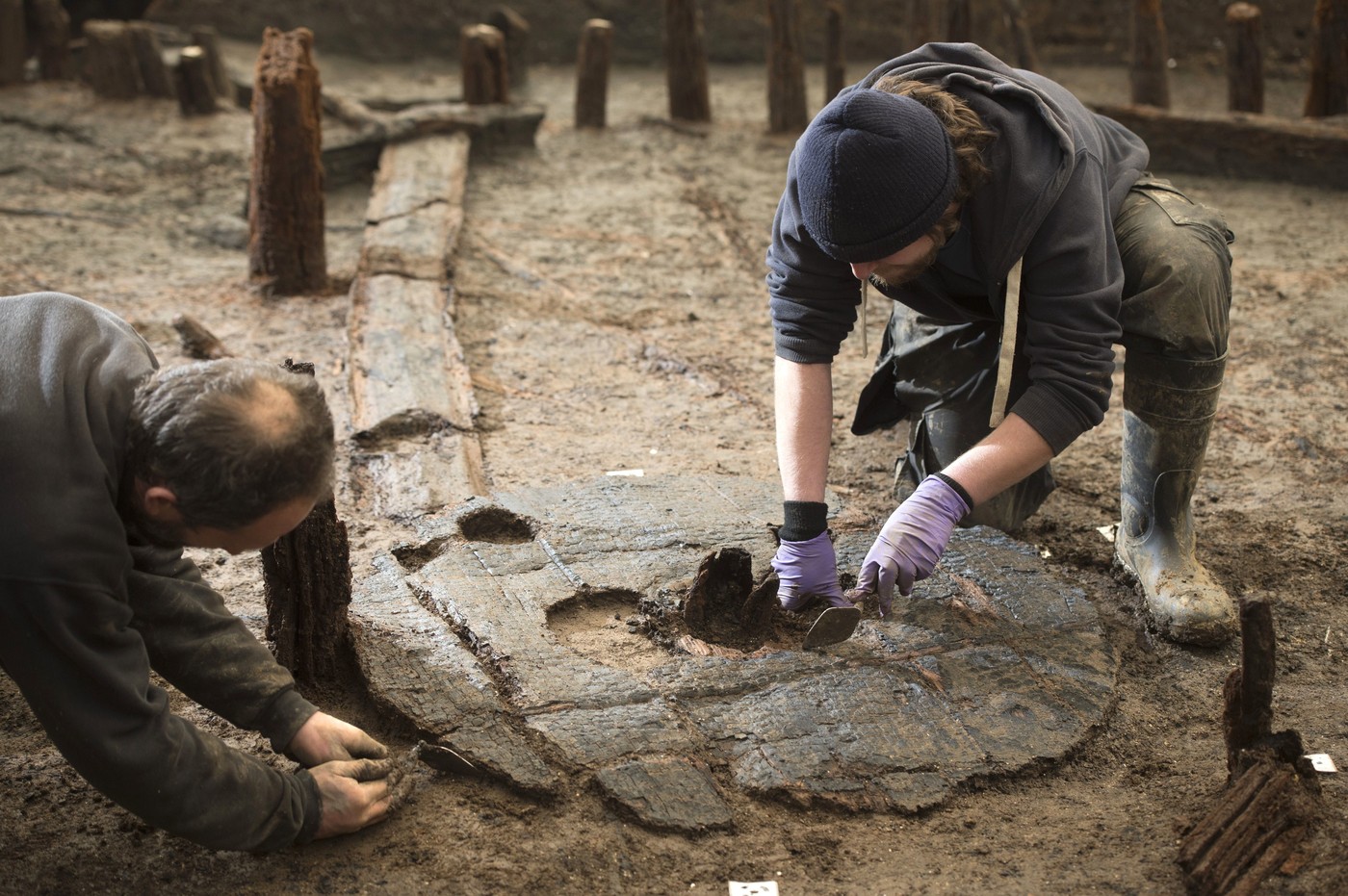 O așezare uimitor de bine păstrată din Epoca Bronzului a fost descoperită în Anglia. Dezastrul care a pus la pământ „Pompeiul britanic”