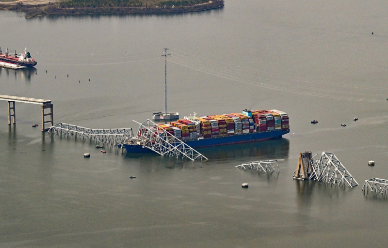 Francis Scott Key Bridge collapses in Baltimore