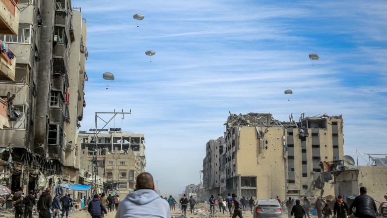 SUA „vor continua” să lanseze ajutoare umanitare din avioane în Fâşia Gaza, deși Hamas spune că aceste operațiuni omoară oameni