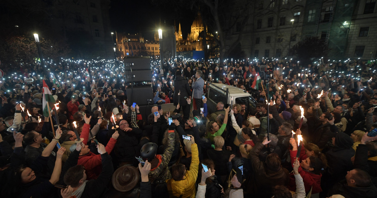 Mii de oameni au ieșit în stradă, în Budapesta, pentru a cere demisia premierului Viktor Orban|EpicNews
