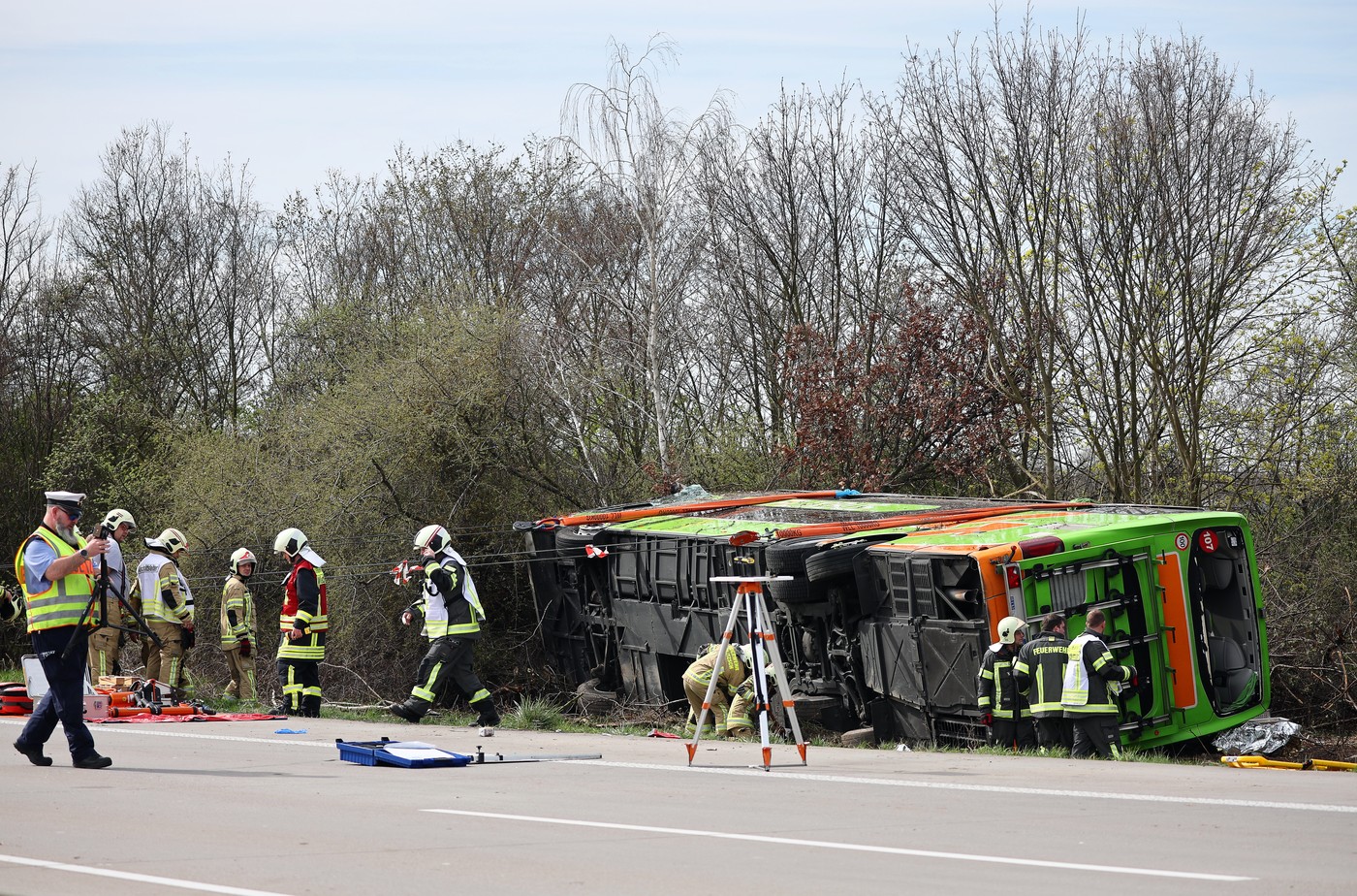 Cel puțin cinci morți după ce un autocar plin cu oameni s-a răsturnat pe o autostradă din Germania