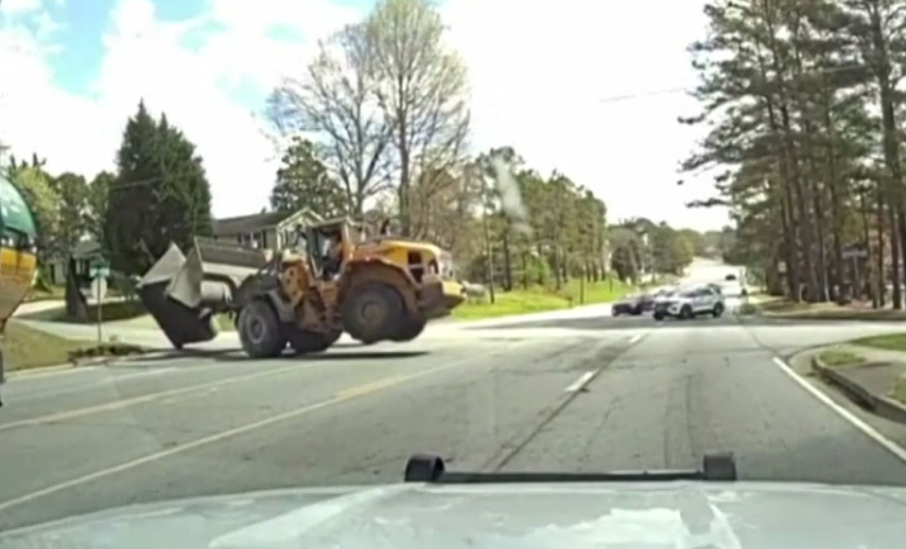 VIDEO. Confruntare între două vole pe stradă, după ce poliția s-a arătat neputincioasă în a opri unul dintre utilaje