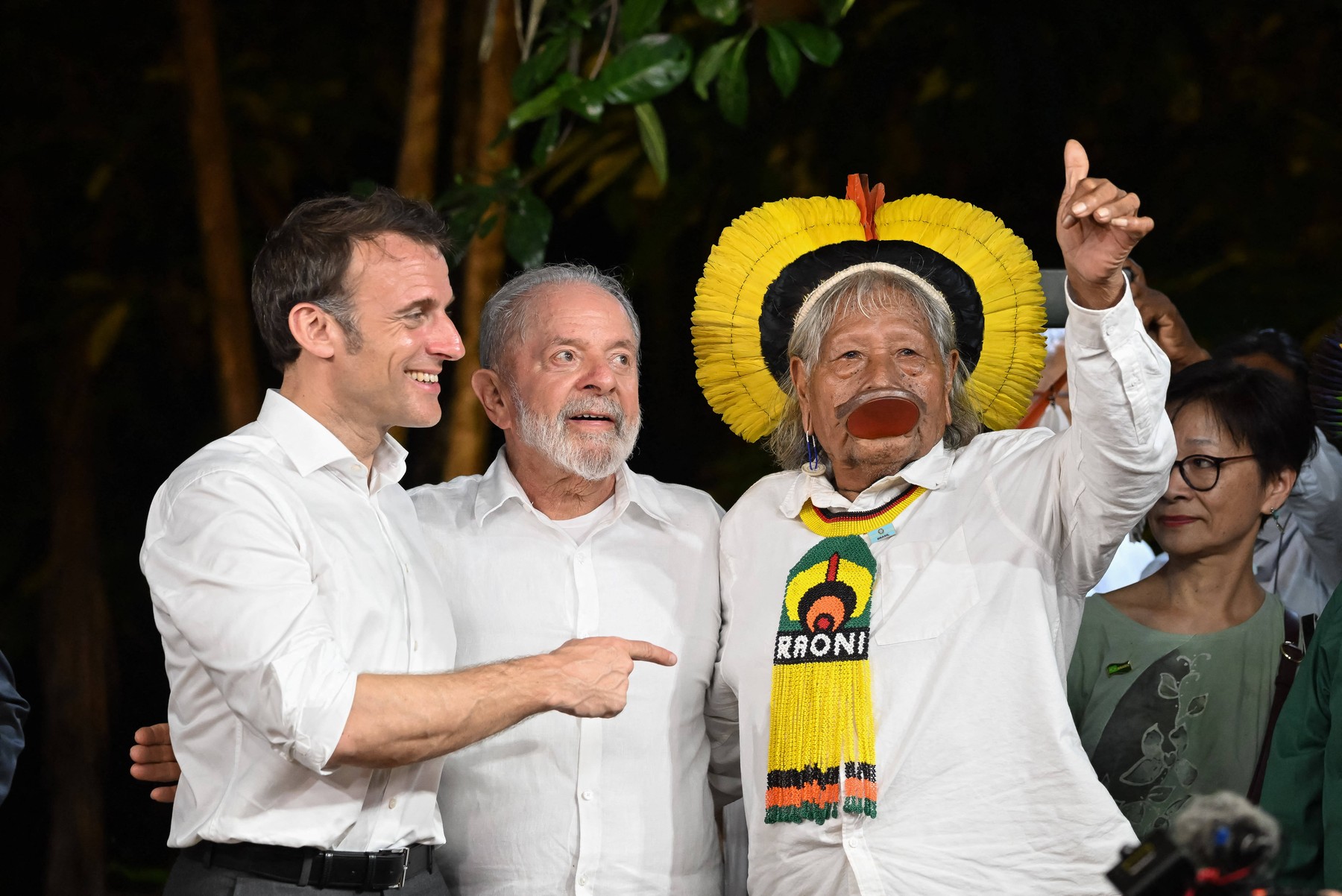 Raoni Metuktire, căpetenia indigenilor Kayapo din Brazilia, a fost decorat de Macron. Ceremonia a avut loc în pădure, pe insula Combu