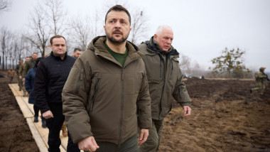 Le président ukrainien Volodymyr Zelensky a inspecté la construction de fortifications près de la ville de Soumy