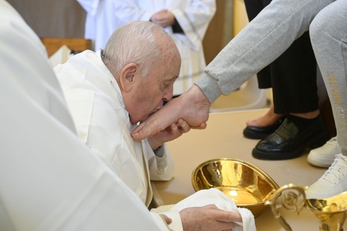 Papa Francisc a spălat picioarele a 12 femei dintr-o închisoare din Roma: „Cu toţii avem eşecuri mici şi mari”