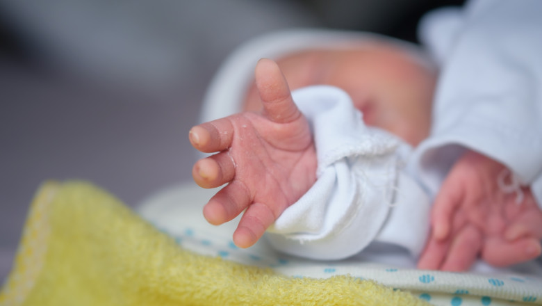 Asistenta care a încurcat doi nou-născuţi la externare, dându-i altor familii, sancţionată cu scăderea salariului