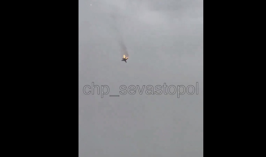 Rușii și-ar fi doborât, din greșeală, un avion de vânătoare Su-35. Imagini cu aeronava care cade în mare