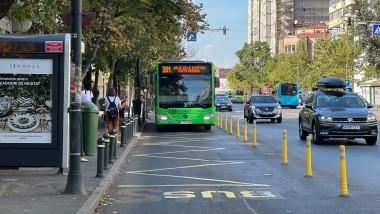 autobuz verde stb in staie in bucuresti, masini in trafic