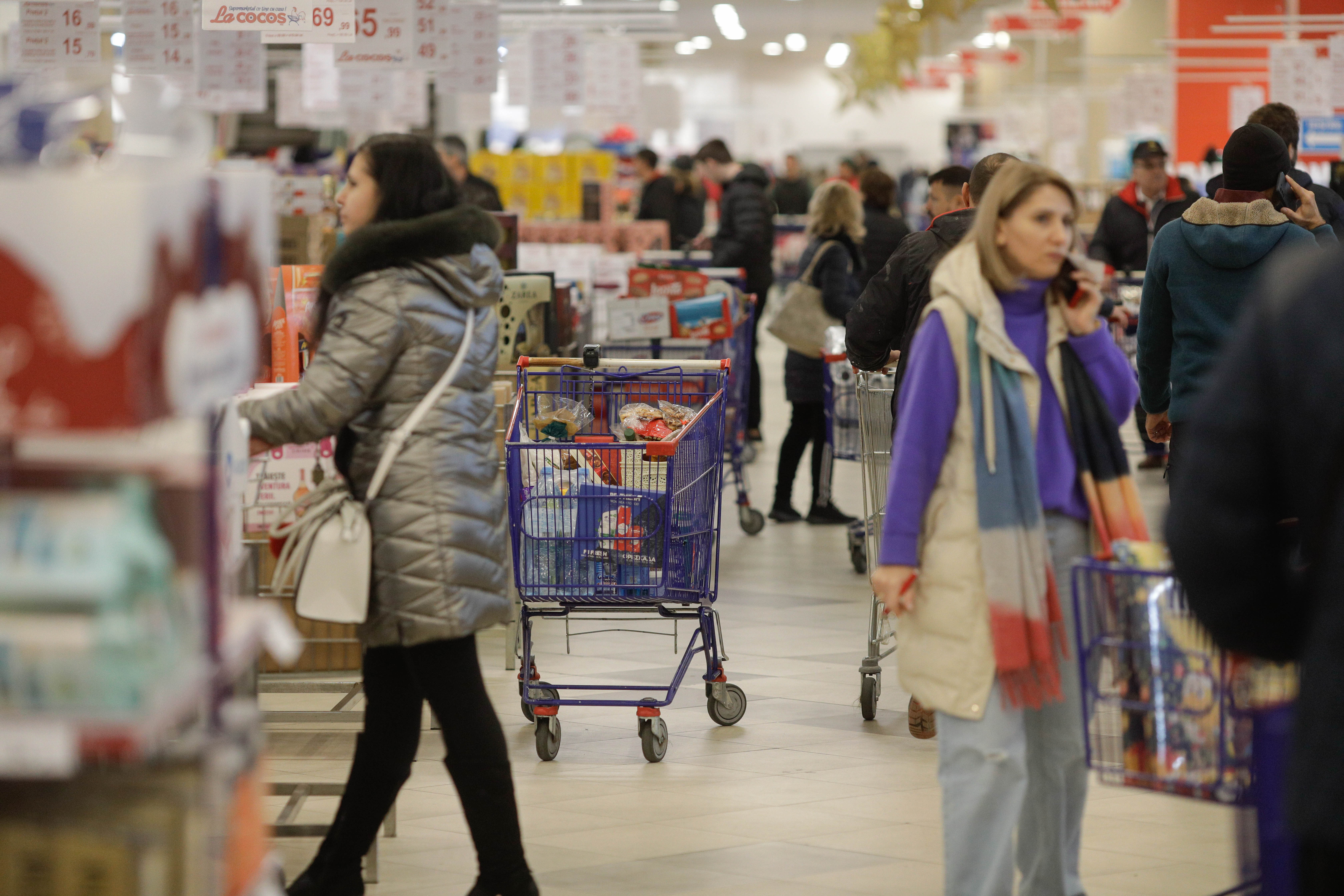 O bucată din tavanul unui supermarket a căzut peste o femeie, în București. Reacția magazinului