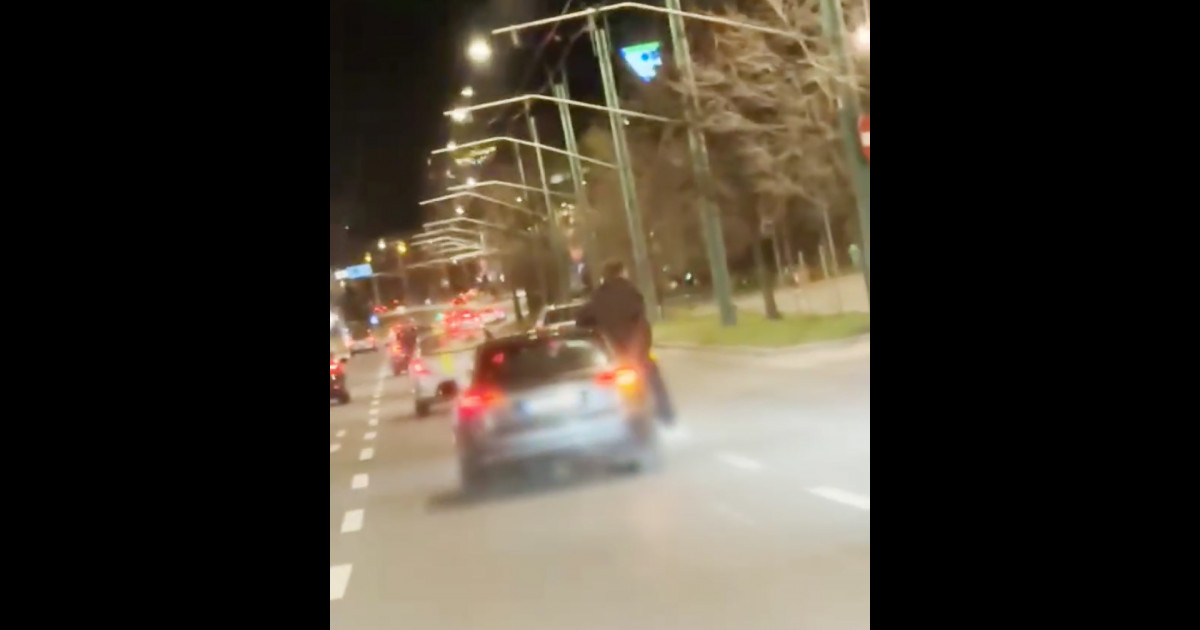 Un bărbat a fost filmat agățat de portiera unei mașini în mers. Polițiștii l-au găsit și l-au amendat|EpicNews