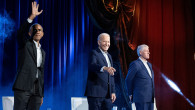 Barack Obama, Joe Biden și Bill Clinton pe o scenă