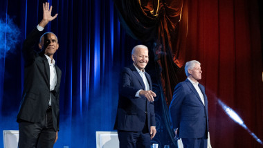Barack Obama, Joe Biden și Bill Clinton pe o scenă