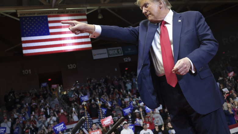 Donald Trump arată cu degetul în timpul unui discurs susținut în timpul campaniei electorale