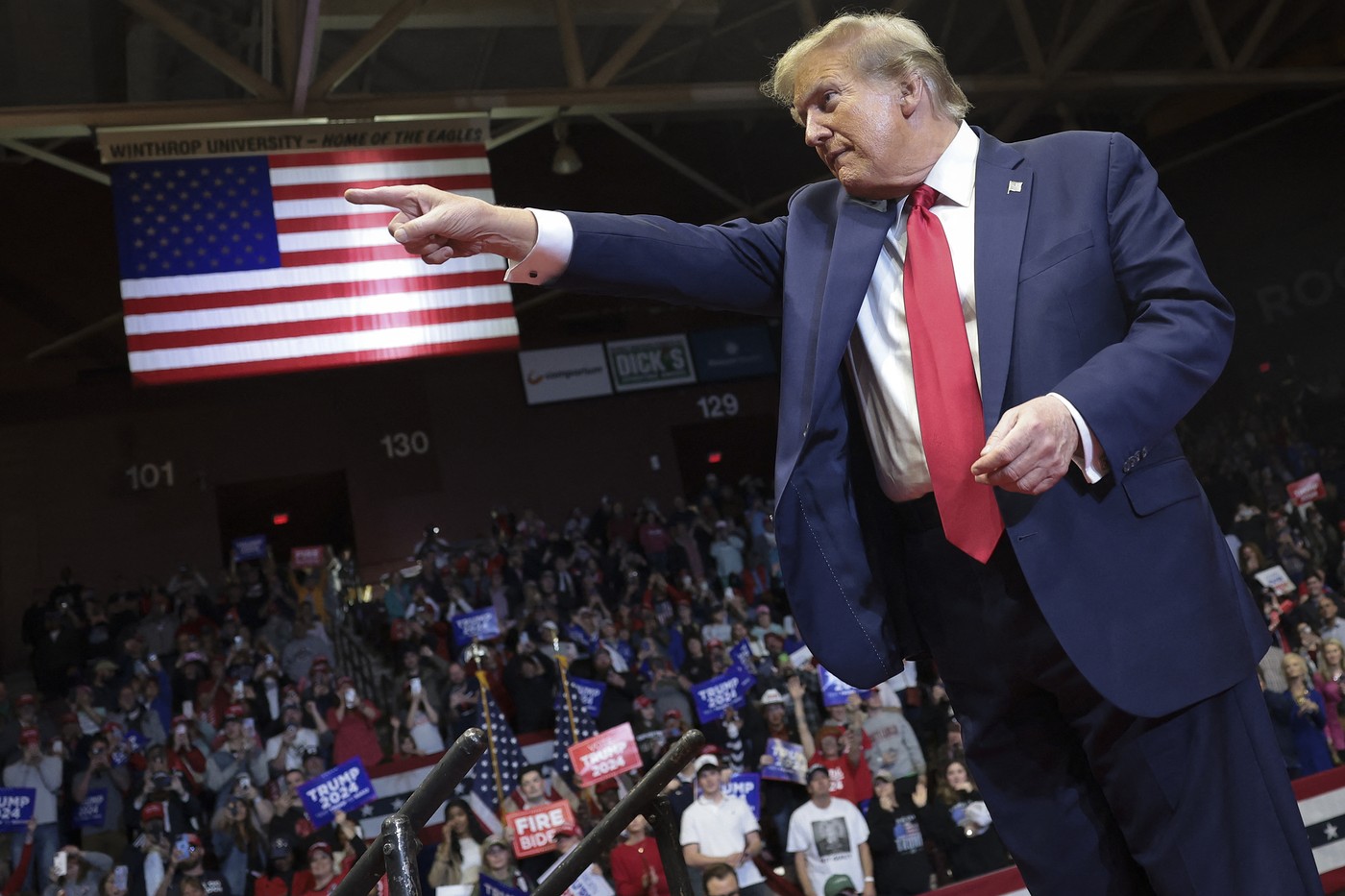 „L-au răstignit mai rău decât pe Isus”. Cum se folosește Trump de biserică pentru a câștiga voturile americanilor