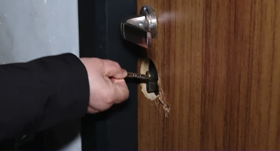 O femeie din București s-a trezit că niște necunoscuți i-au ocupat apartamentul și nu îi poate da afară: „Au decupat ușa”